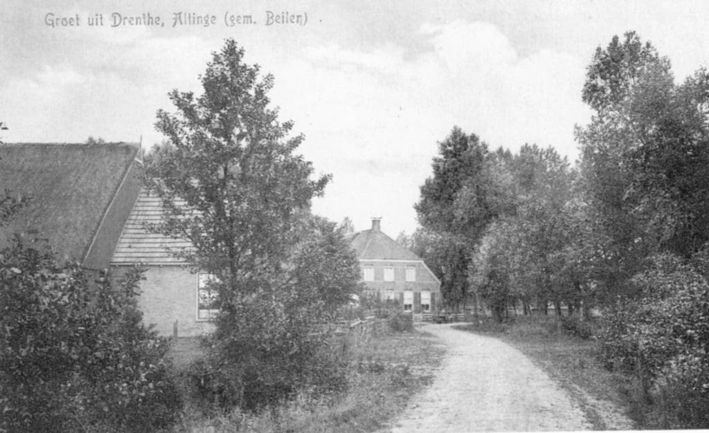 Links de boerderij van R. Vos, daarnaast de boerderij van Jan Homan