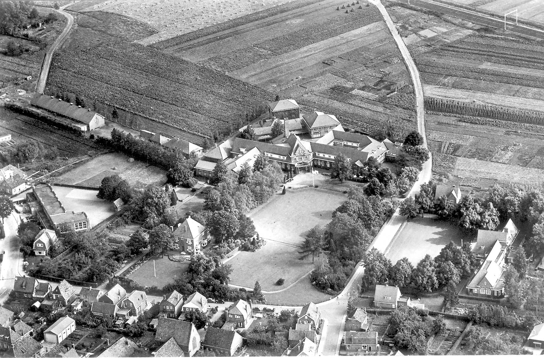 Op de luchtfoto uit omstreeks 1950 zijn de verschillende gebouwen van Beileroord te zien. Het tweede gebouwtje rechtsonder is de voormalige synagoge. De weg rechts was het oorspronkelijke zandpad over de es naar Alting en Klatering.