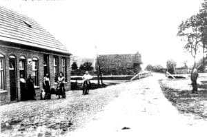 Het tolhuis bij de Halerbrug, hier werd in juni 1857 een tolboom geplaatst. Links café 'Jantje'