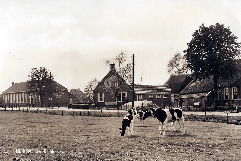 Gezicht op de Brink in Hijken met links de OL school.