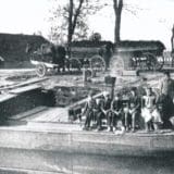 fam. vaartjes turf uitladen aan de kolk in beilen